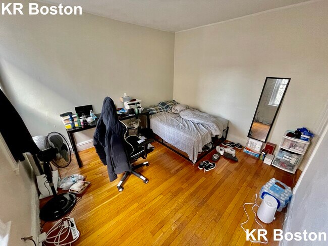 Building Photo - 1124 Boylston St