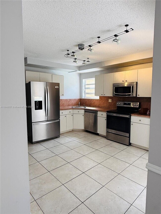 Building Photo - 9530 SW 148th Pl