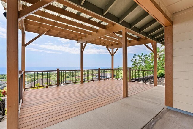 Foto del edificio - 3 bedroom, 2.5 bath with extra room and sweeping coastline views!
