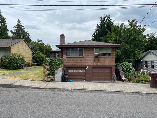 Building Photo - Milwaukie Triplex in quiet neighborhood w/ garage parking
