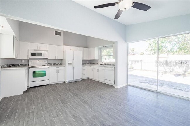 Building Photo - Beautiful Downtown Eustis 2/2 Rental Property