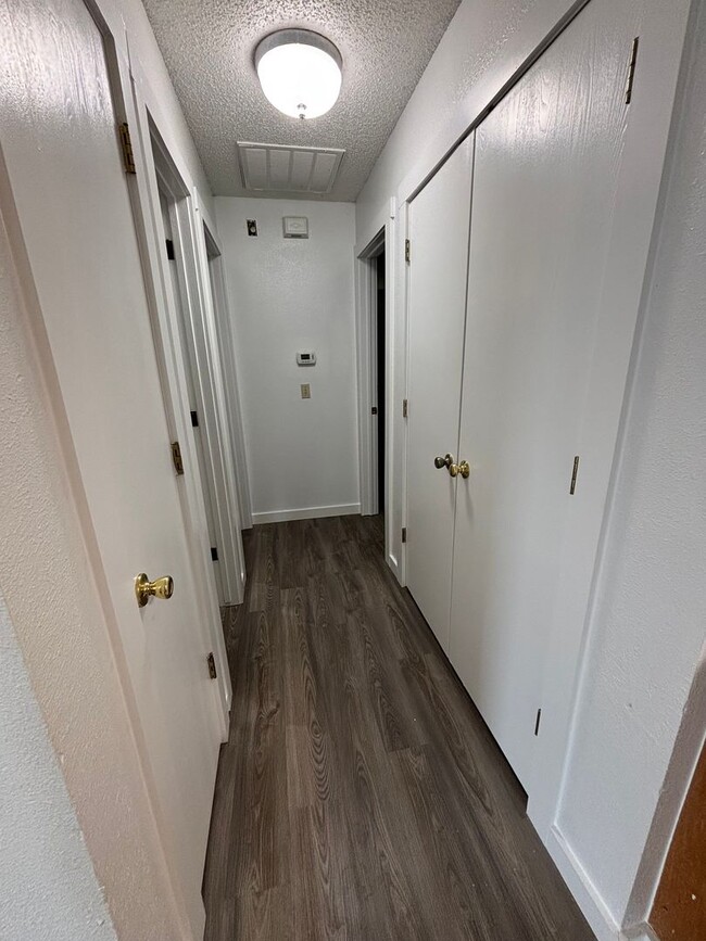 Building Photo - 2 Bedroom and 2 Bath Duplex!