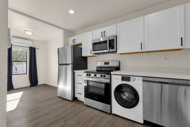 Foto del edificio - NEW EVERYTHING IN THE HEART OF DOWNTOWN!!!