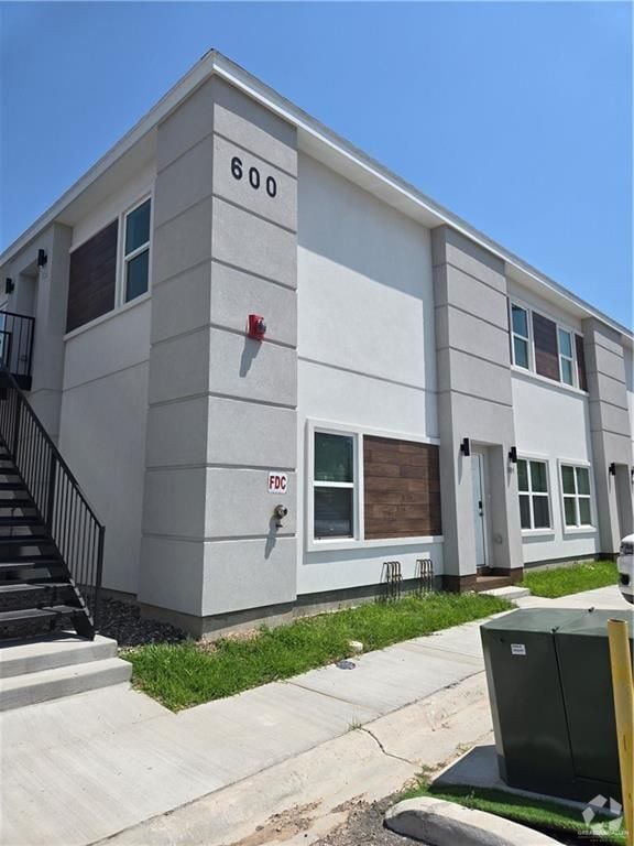 Building Photo - 901 E Yuma Ave