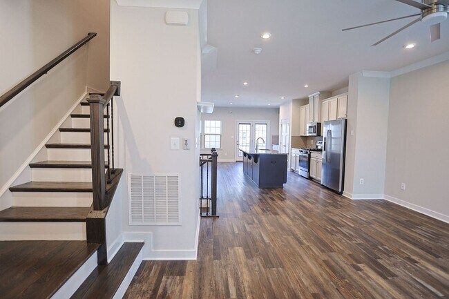 Foto del edificio - Welcome home to this move-in ready end uni...