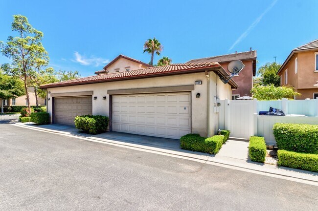 Foto del edificio - 2 Master Suites - 2 car garage - Townhome