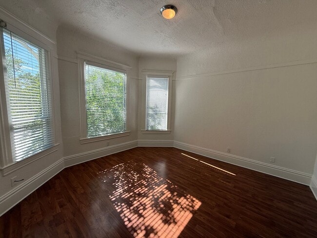 Building Photo - 612 15th St