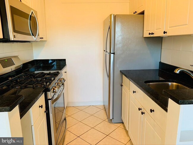 Building Photo - 4931 Americana Dr