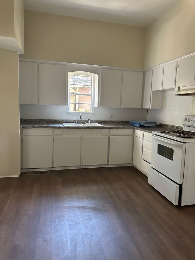 Building Photo - 5 bedroom 1.5 bath