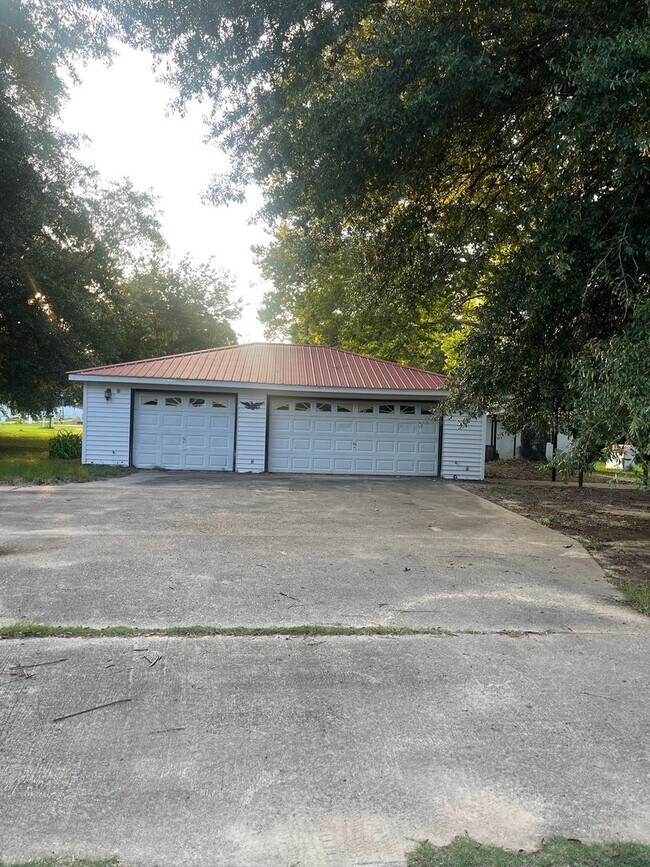 Building Photo - NEWLY REMODELED! ELBA!