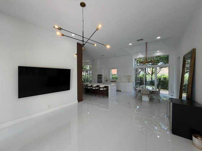 Building Photo - 17311 Bermuda Village Dr