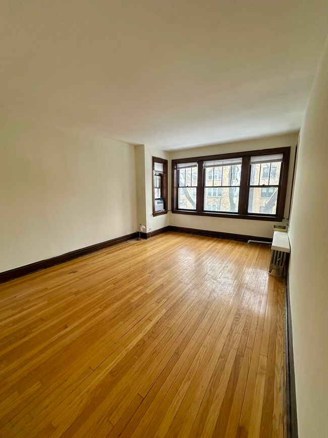 living room (angle 1) - 4036 N Mozart St