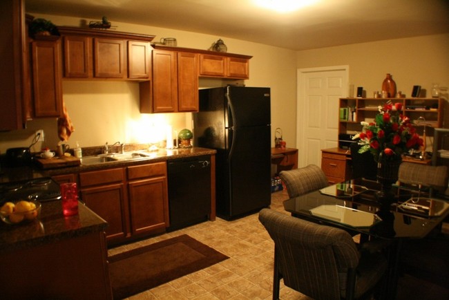 Kitchen - Saddle Brook Cove Apartments