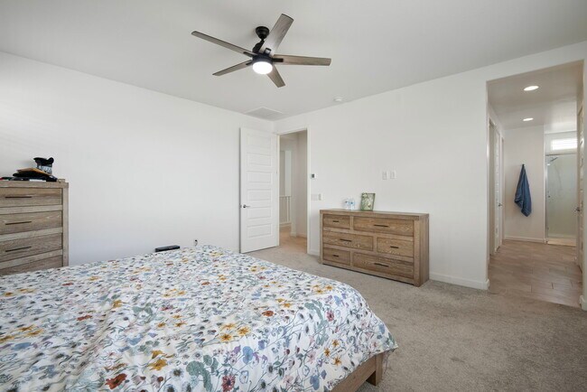 Building Photo - 3110 E Hayfield Way