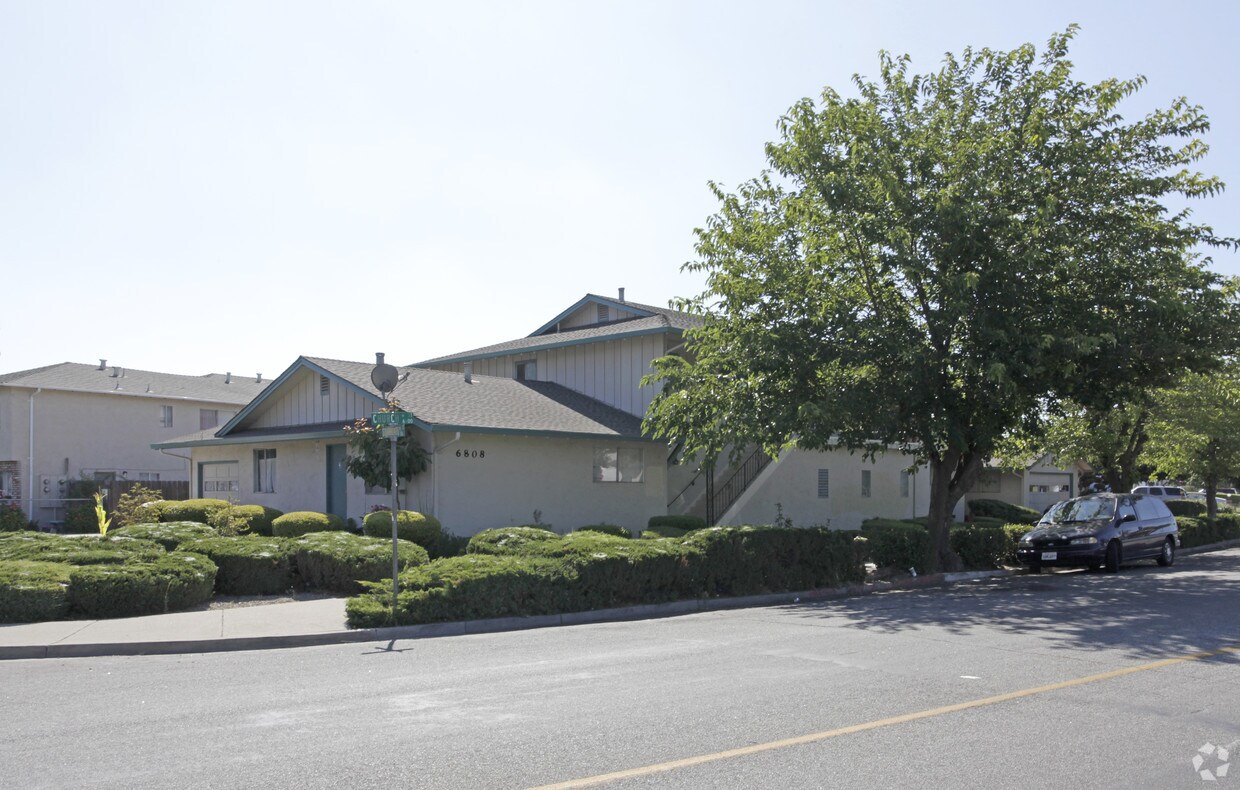 Foto principal - 6808 Church St