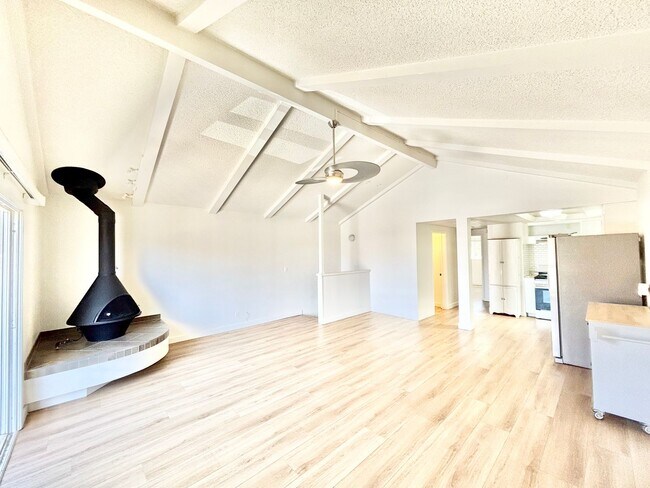 Foto del edificio - Oxnard | UPDATED | 2 Bed + 1 Bath- Upper u...