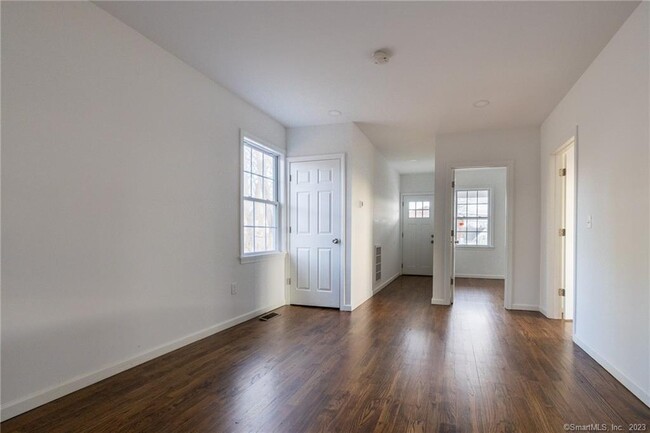 Building Photo - 340 Pleasantview Ave