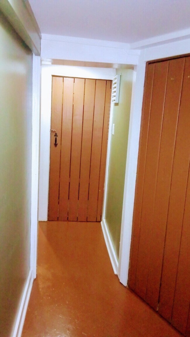 Pasillo hacia la oficina/habitación. Área de lavandería. - 720 Winthorne Dr