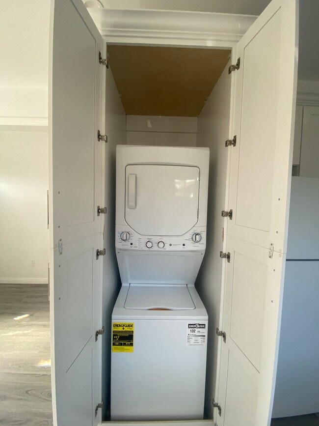 Washer/dryer - 1152 E 33rd St