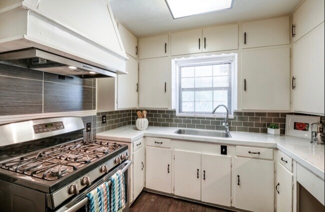 Building Photo - 319 Mink