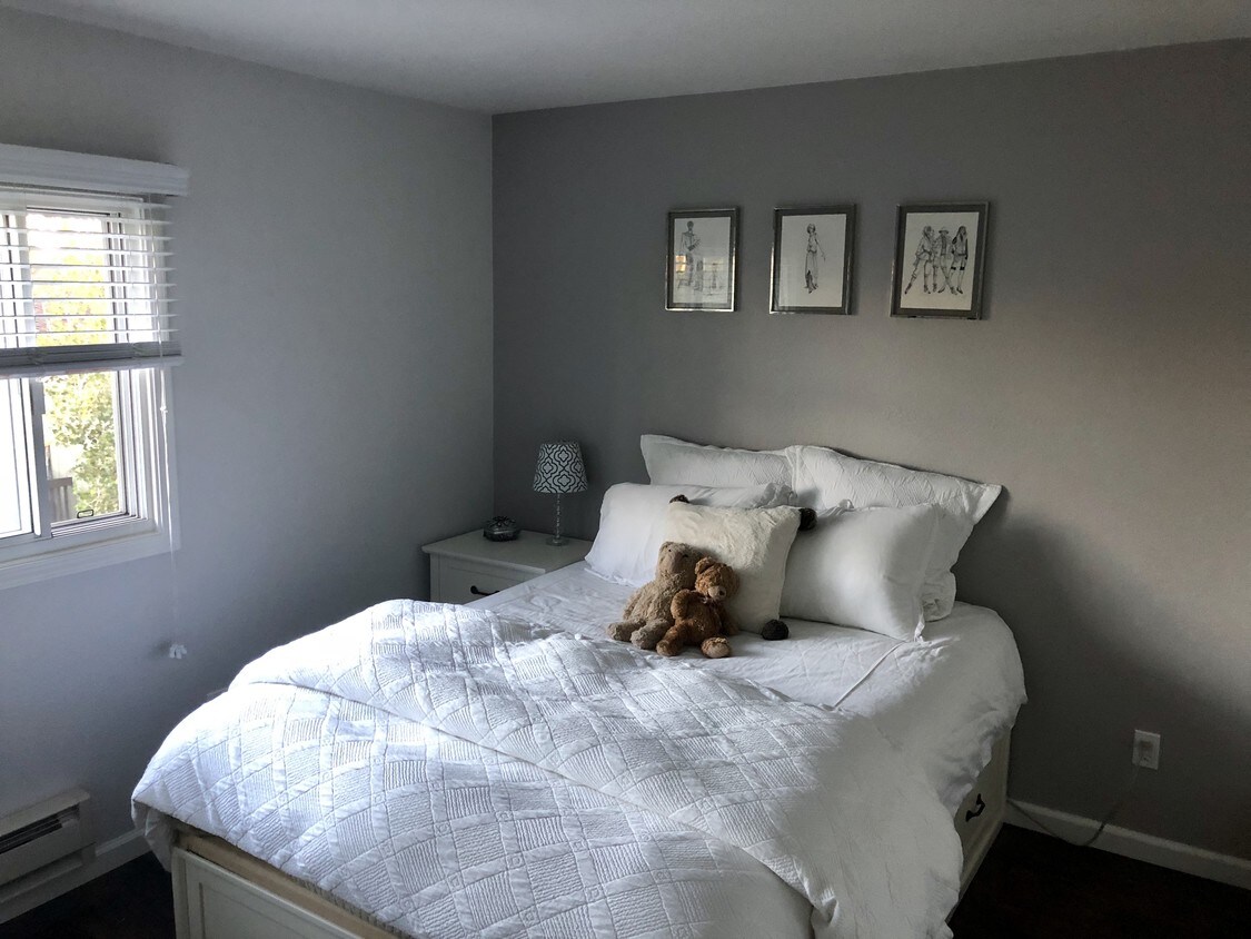 420 Dela Vina Ave, Monterey, CA 93940 Condo for Rent in Monterey, CA