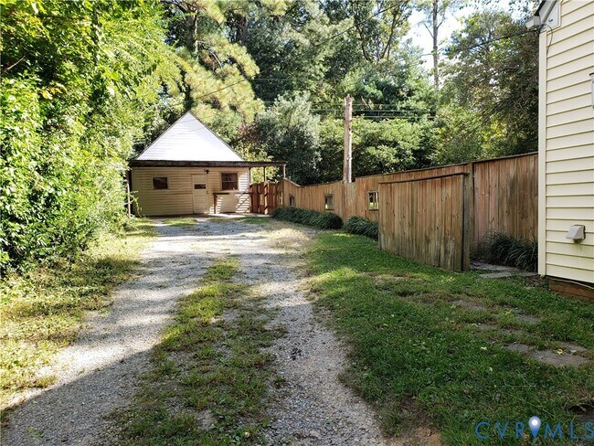 Foto del edificio - 1319 Devers Rd