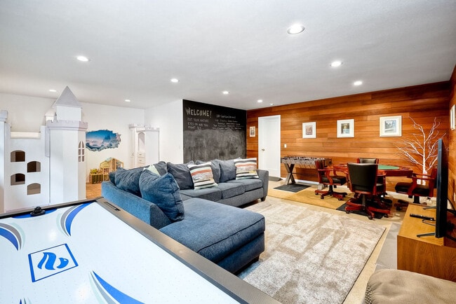 Building Photo - 3046 Skycrest Dr