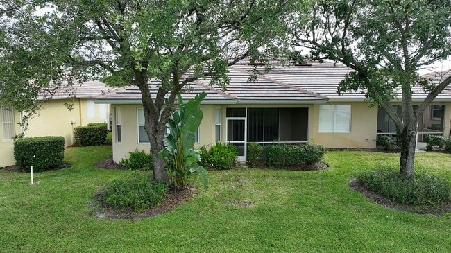 Building Photo - 2 Bedroom with Den and Garage. Over !800 Sq. Ft under air