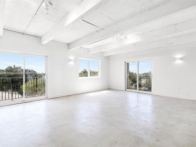 Foto del edificio - 860 NE 78th St