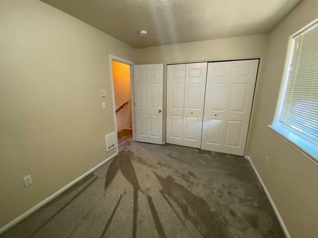 Building Photo - Remodeled 2 Bed 1.5 bath Springfield apartment