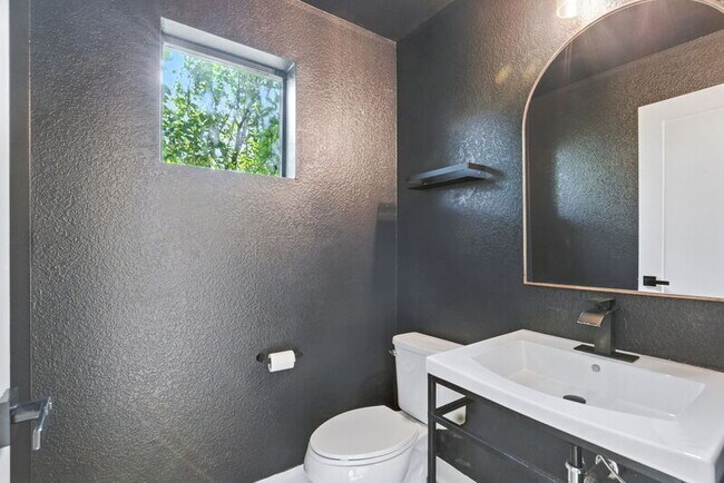 Building Photo - 6619 Mariposa Ct