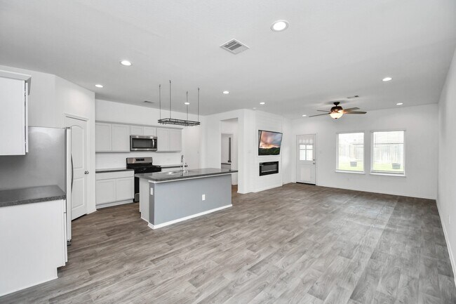 Foto del edificio - 5443 Pinetree Cres Ln