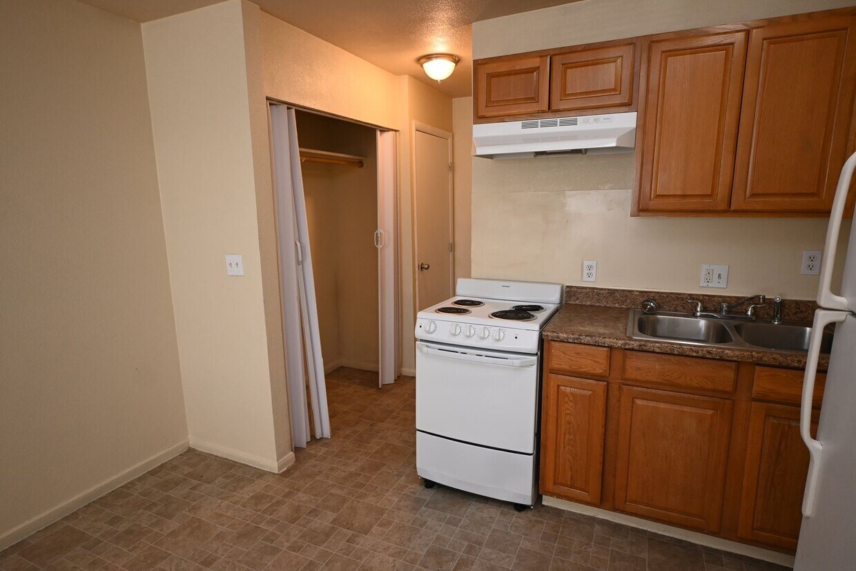 Primary Photo - 3021 E Carey Ave