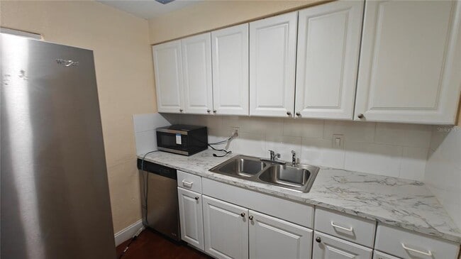 Building Photo - 6918 Ravenna Ave