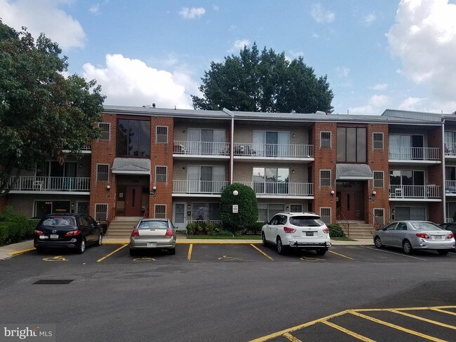 Building Photo - 813 Red Lion Rd