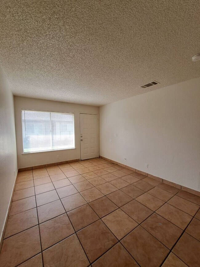 Foto del edificio - 3449 N Marks Ave