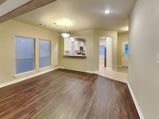 Building Photo - 504 Forest Glen