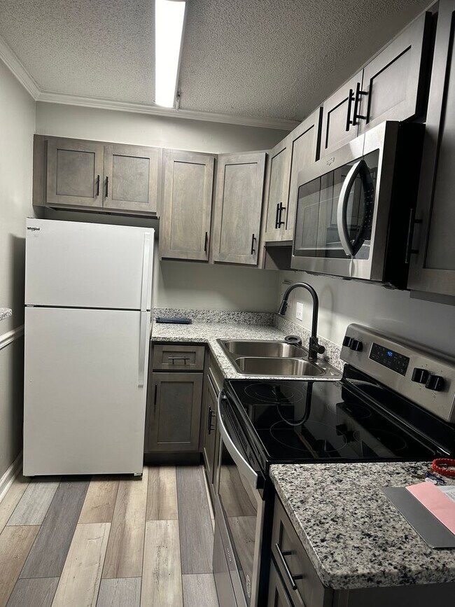 Foto del edificio - Evian Tower Condominium: 1BD/1BA and comes with assigned parking space. AVAILABLE NOW 2/1/24