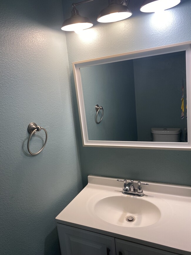Tocador (medio baño cerca de la entrada principal) - 6249 Lone Prairie Way