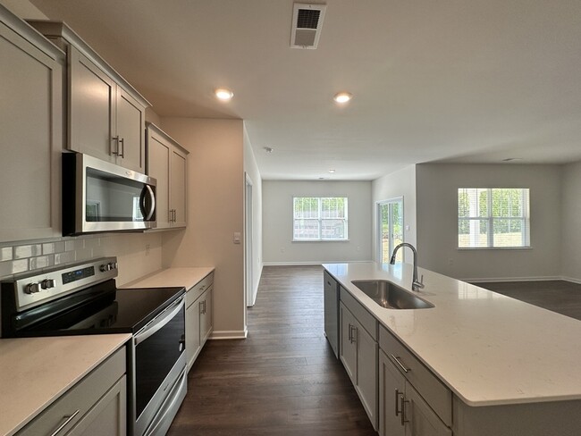 Building Photo - 211 Dogwood Crk Dr