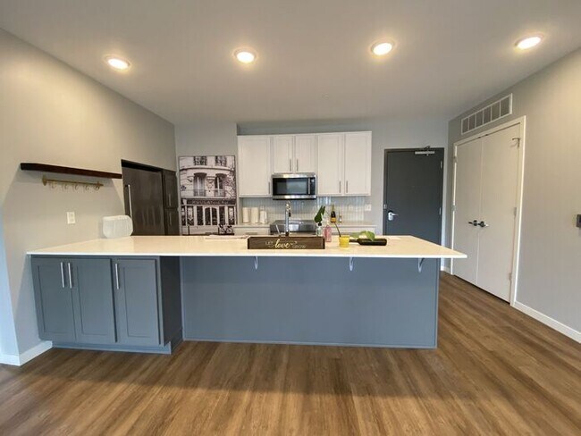 Foto del edificio - $2,300 | 2 Bedroom, 2 Bathroom Condo | Pet...