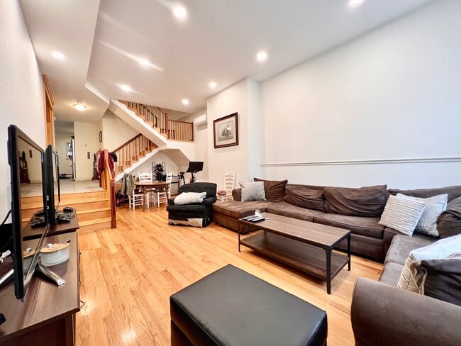 Building Photo - 143 L St