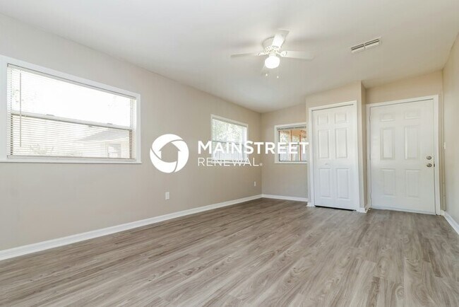 Building Photo - 3 Bedroom Pet-Friendly Home in Spring Hill, FL with Main Street Renewal