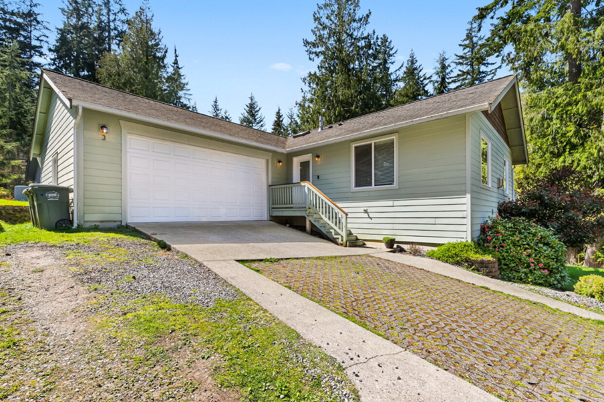 Primary Photo - Charming 4-Bed Sanctuary with Modern Elega...