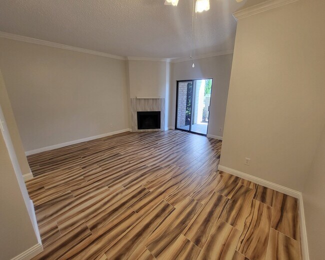 Building Photo - 7025 Holiday Dr