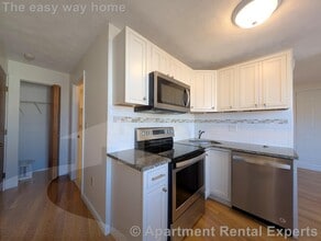 Building Photo - 3 Holland St