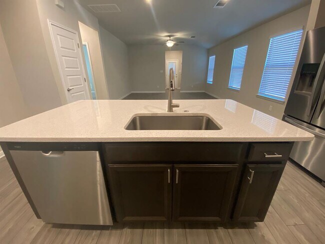 Foto del edificio - 10301 Mager Ln