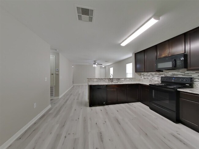 Foto del edificio - 9922 Orchid Spring Ln