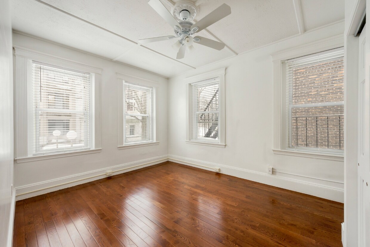Primary Photo - 61 Hemingway St