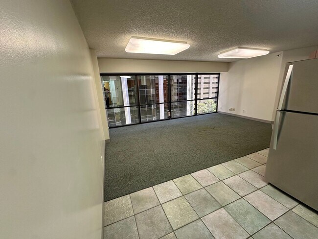Building Photo - Executive Centre - 1 Bed, 1 Bath, 1 Parking !